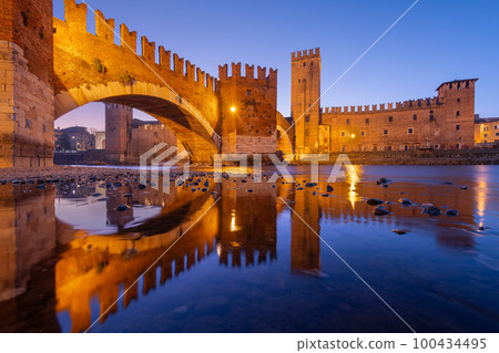 Castelvecchio Bridge in Verona, Italy at Twilight 100434495