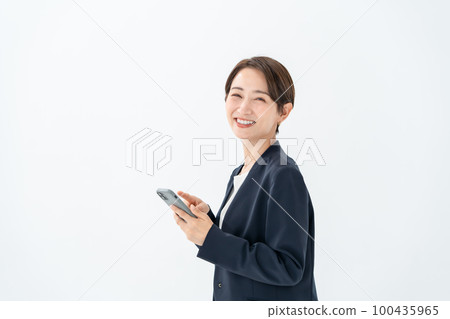 操作智能手機的婦女 100435965