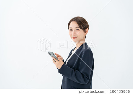 操作智能手機的婦女 100435966