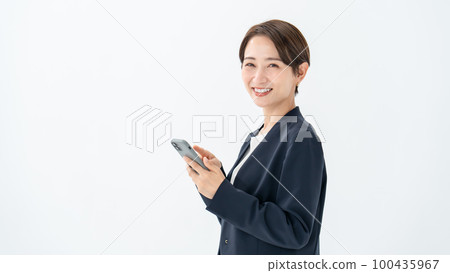 操作智能手機的婦女 100435967