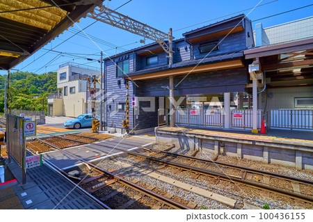 Looking at the station building from the platform of Hase Station (Enoden) in Kamakura City, Kanagawa Prefecture 100436155