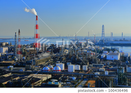 [Mie Prefecture] Yokkaichi industrial complex seen from Yokkaichi port building 100436496