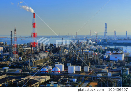 [Mie Prefecture] Yokkaichi industrial complex seen from Yokkaichi port building 100436497