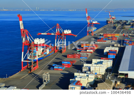 [Mie Prefecture] Yokkaichi industrial complex seen from Yokkaichi port building 100436498