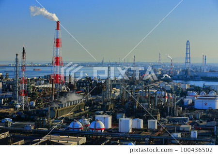 [Mie Prefecture] Yokkaichi industrial complex seen from Yokkaichi port building 100436502