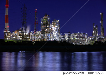 [Mie Prefecture] Night view of Yokkaichi industrial complex 100436536