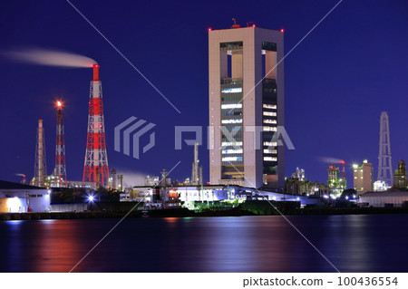[Mie Prefecture] Night view of Yokkaichi industrial complex 100436554