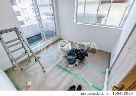 Renovation of the children's room Paste the wallpaper 100438080