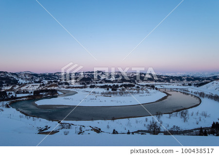 Shinano River and snow scene in the evening (photographed by Ojiya City, Niigata Prefecture) 100438517