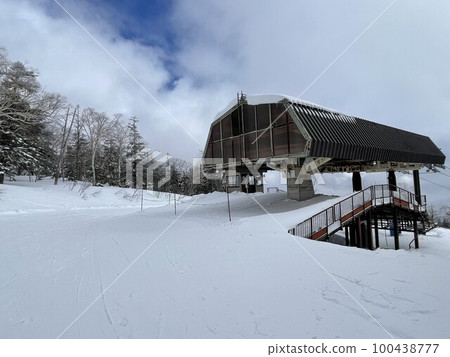 2023 年 2 月,福島縣 Grandeco 滑雪勝地的森之小路末端廢棄的纜車 2023 年 2 月,福島縣 Grandeco 滑雪勝地的森之小路末端廢棄的纜車 100438777