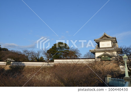 金澤城石川門的雙塔和左側的附屬鼓牆 100440430