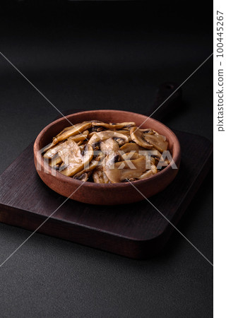 Fried or stewed champignon mushrooms in the form of slices with onions Fried or stewed champignon mushrooms in the form of slices with onions 100445267