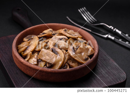 Fried or stewed champignon mushrooms in the form of slices with onions Fried or stewed champignon mushrooms in the form of slices with onions 100445271