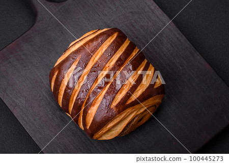Delicious sweet crispy fresh baked cinnamon bun 100445273