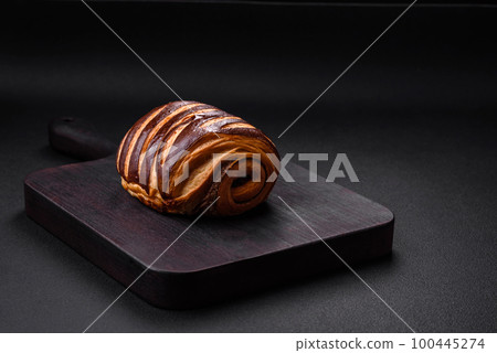 Delicious sweet crispy fresh baked cinnamon bun 100445274