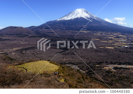 (山梨縣)龍嶽山的觀察/藍天和富士山的絕景 (山梨縣)龍嶽山的觀察/藍天和富士山的絕景 100448380