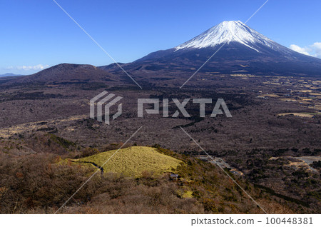 （山梨縣）龍嶽山的觀察/藍天和富士山的絕景 100448381