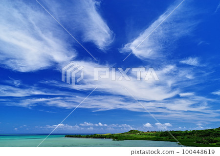 沖繩縣小濱島天空與大海 沖繩縣小濱島天空與大海 100448619