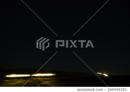 傍晚，在北斗市小淵澤町，金星和木星在 Koumi 線路堤上的進站列車上方發光。 100449161