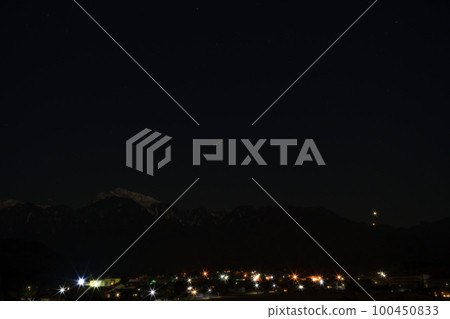 北斗市白州町,夜空中星星閃爍,城市燈火通明 金星和木星靠近南阿爾卑斯山 北斗市白州町,夜空中星星閃爍,城市燈火通明 金星和木星靠近南阿爾卑斯山 100450833