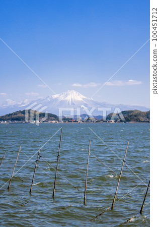 <島根縣>從東海岸（中海）看到的雪大山 100451712