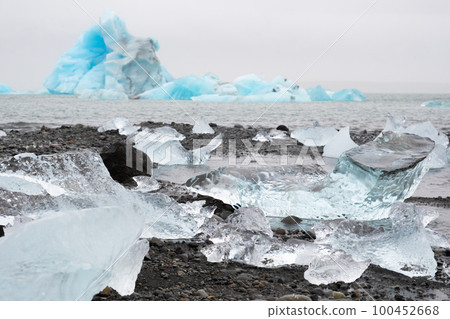 Diamond Beach in Iceland. Incredible Landscape with Pure Blue Icebergs on Black Sand. Shore Near Jokulsarlon glacier lagoon. Global Warming Concept. Vatnajokull National Park, southeast Iceland 100452668