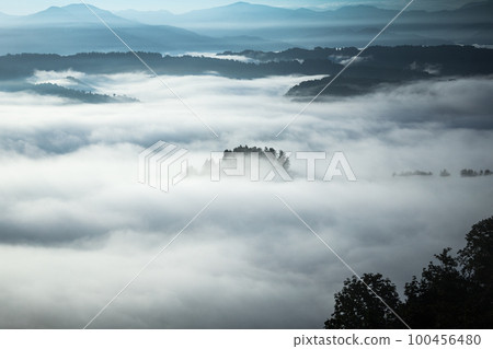 新潟縣長岡市山越市:壯觀的雲海和山景 新潟縣長岡市山越市:壯觀的雲海和山景 100456480