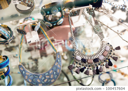 Various adornments on showcase in bijouterie shop 100457604