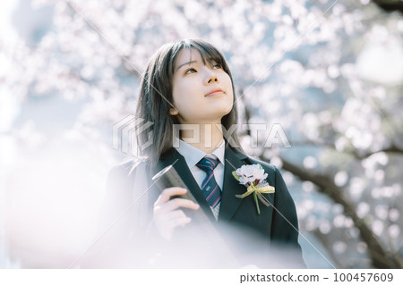 High school student graduation ceremony A high school girl smiling under the cherry blossoms High school student graduation ceremony A high school girl smiling under the cherry blossoms 100457609