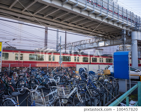 【日本】東京站前自行車停車場大量停放的自行車和來回穿梭的電車 【日本】東京站前自行車停車場大量停放的自行車和來回穿梭的電車 100457820