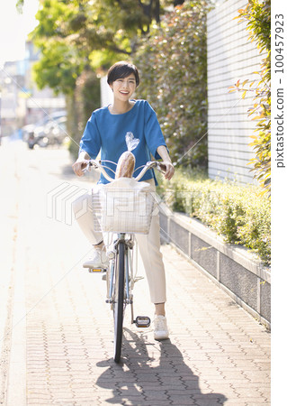Young woman going shopping by bicycle 100457923