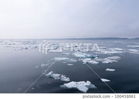 鄂霍次克海的美麗的流冰 100458061