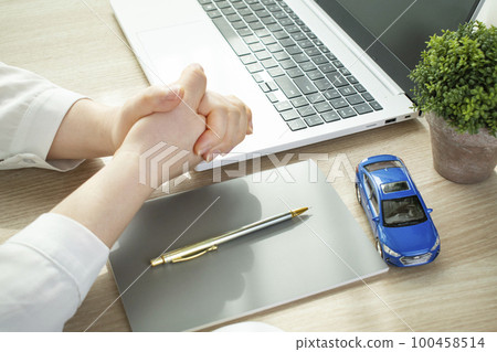 Hands of women working on cars 100458514