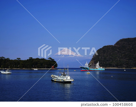 晴空的藍色和白色是美麗的二月風景/富士山 670 西伊豆戶田港 H4.3 晴空的藍色和白色是美麗的二月風景/富士山 670 西伊豆戶田港 H4.3 100458608