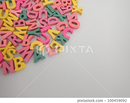 許多五顏六色的字母表，可利用的拷貝空間，背景材料 100459092