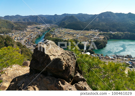 Tomiyama, the view from Miharashi Rock, Kawabe Town, Gifu Prefecture Tomiyama, the view from Miharashi Rock, Kawabe Town, Gifu Prefecture 100461029