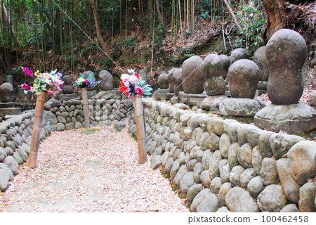 Unstitched pagoda (gravestone) made of child-born stones from Daikoji Temple (Makinohara City, Shizuoka Prefecture) 100462458