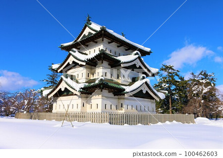 Hirosaki castle in winter 100462603