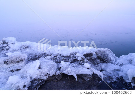 Dawn on the Otsu coast in the middle of winter, Hokkaido 100462663