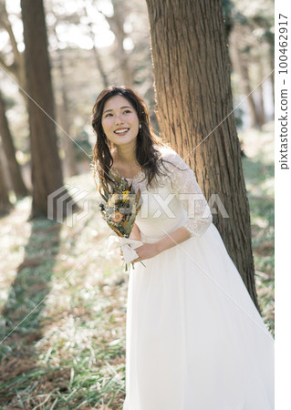 bride with bridal wedding image bouquet 100462917