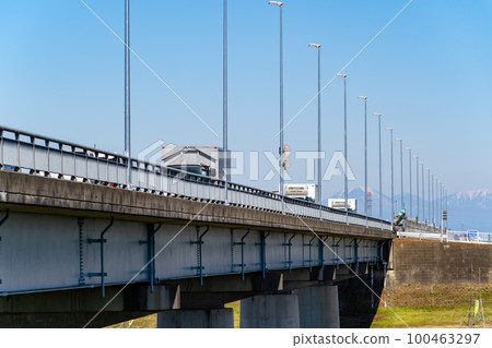 橋樑、物流卡車、早春的藍天和遠處的男體山埼玉縣道久久奈西橋b-1 橋樑、物流卡車、早春的藍天和遠處的男體山埼玉縣道久久奈西橋b-1 100463297