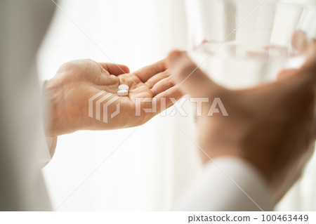 商人喝藥 100463449