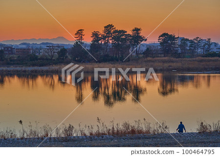 傍晚時分，從川崎市多摩區登戶新町的多摩川眺望富士山 100464795