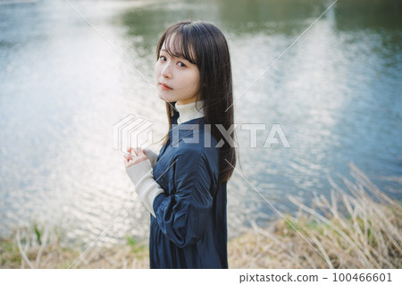 站在河邊的女孩 站在河邊的女孩 100466601