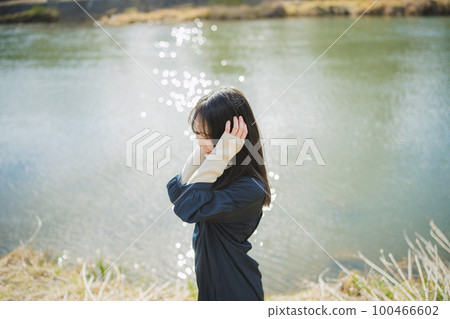 站在河邊的女孩 100466602