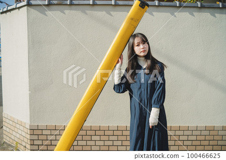 girls running around town 100466625
