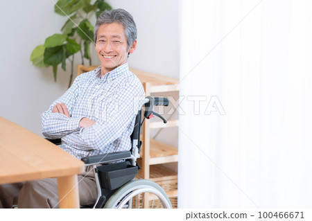 坐在輪椅上微笑的老人(護理/福利) 坐在輪椅上微笑的老人(護理/福利) 100466671