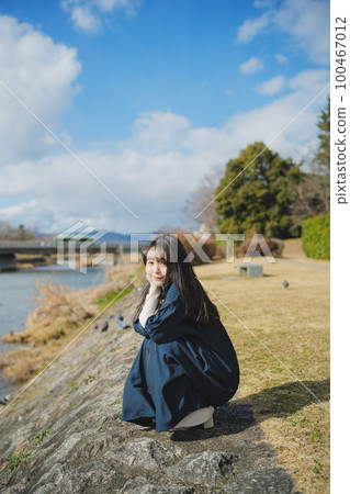 沿著河走的年輕女人 100467012