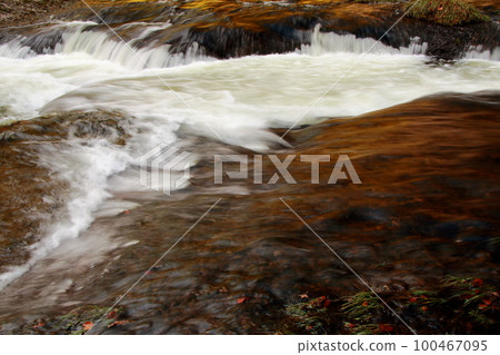 A small waterfall with beautiful changes in the Komata Gorge stream A small waterfall with beautiful changes in the Komata Gorge stream 100467095