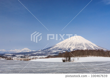 從北海道留壽都村眺望早春的羊蹄山[3月] 100467639